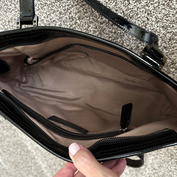 Burberry Stylish Checkered Tote Bag - Black and Tan ID Plate Inside - Picture 3 of 4